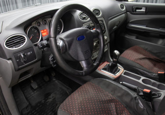 Подержанный автомобиль Ford Focus Hatchback 2010 года (12 фото)