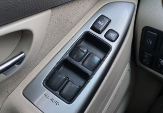 Подержанный автомобиль Toyota Land Cruiser Prado 2006 года (15 фото)