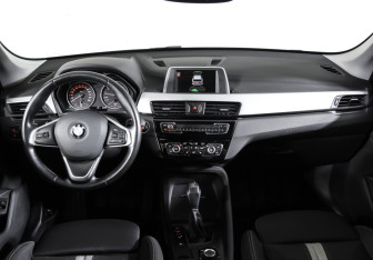 Подержанный автомобиль BMW X1 2015 года (13 фото)
