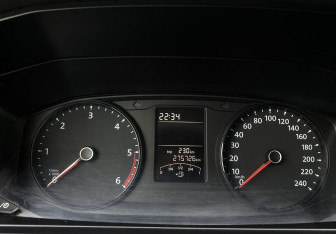 Подержанный автомобиль Volkswagen Caravelle 2017 года (18 фото)