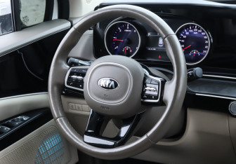 Подержанный автомобиль Kia Carnival 2020 года (16 фото)