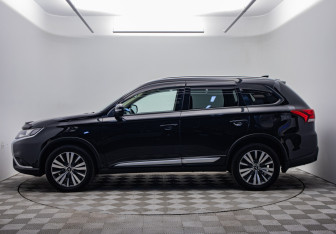 Подержанный автомобиль Mitsubishi Outlander 2019 года (2 фото)