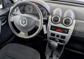 Подержанный автомобиль Renault Sandero 2011 года (26 фото)