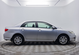 Подержанный автомобиль Toyota Corolla Sedan 2008 года (6 фото)
