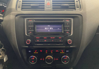 Подержанный автомобиль Volkswagen Jetta Sedan 2014 года (16 фото)