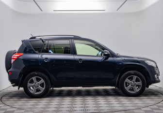 Подержанный автомобиль Toyota RAV4 2012 года (6 фото)