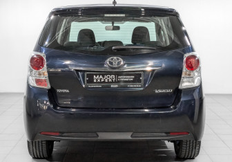 Подержанный автомобиль Toyota Verso 2014 года (6 фото)