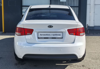 Подержанный автомобиль Kia Cerato Sedan 2012 года (6 фото)