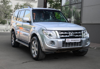 Подержанный автомобиль Mitsubishi Pajero 2011 года (3 фото)