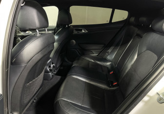 Подержанный автомобиль Kia Stinger 2019 года (10 фото)