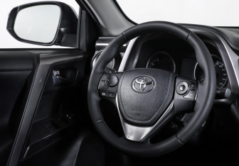 Подержанный автомобиль Toyota RAV4 2017 года (17 фото)