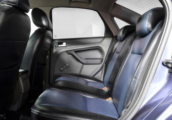 Подержанный автомобиль Ford Focus Sedan 2006 года (12 фото)