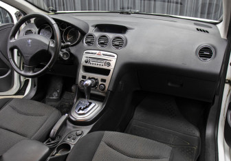 Подержанный автомобиль Peugeot 408 2012 года (7 фото)