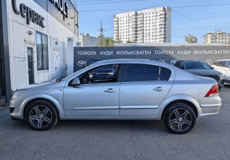 Подержанный автомобиль Opel Astra Sedan 2012 года (8 фото)