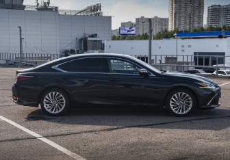 Подержанный автомобиль Lexus ES 2018 года (6 фото)