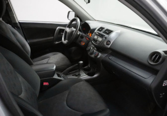 Подержанный автомобиль Toyota RAV4 2010 года (9 фото)