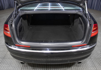 Подержанный автомобиль Audi A8 2008 года (10 фото)