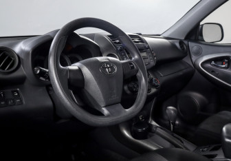 Подержанный автомобиль Toyota RAV4 2011 года (14 фото)