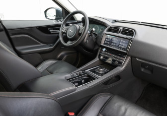 Подержанный автомобиль Jaguar F-Pace 2016 года (9 фото)
