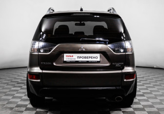 Подержанный автомобиль Mitsubishi Outlander 2010 года (6 фото)