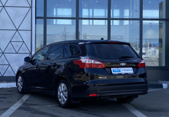 Подержанный автомобиль Ford Focus Wagon 2013 года (7 фото)
