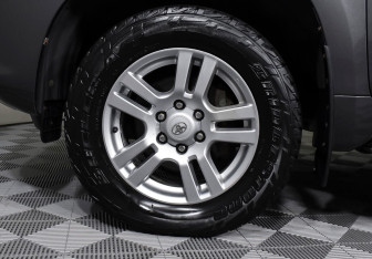 Подержанный автомобиль Toyota Land Cruiser Prado 2013 года (8 фото)