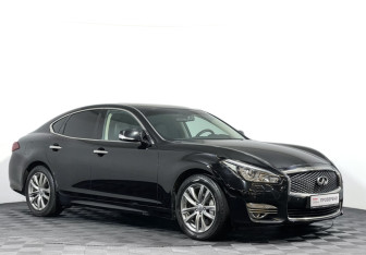 Подержанный автомобиль Infiniti Q70 2016 года (3 фото)