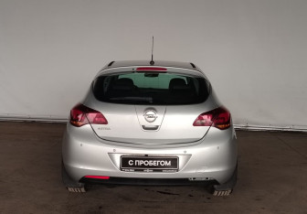 Подержанный автомобиль Opel Astra Hatchback 2011 года (6 фото)