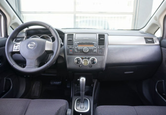 Подержанный автомобиль Nissan Tiida Hatchback 2010 года (12 фото)