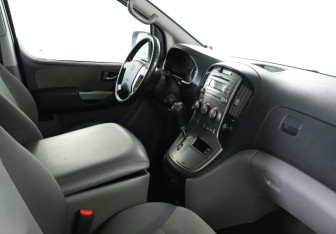 Подержанный автомобиль Hyundai H-1 2013 года (9 фото)