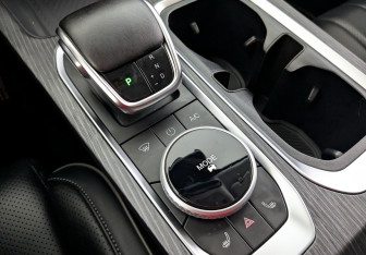 Подержанный автомобиль Jaecoo J7 2024 года (16 фото)