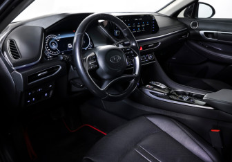 Подержанный автомобиль Hyundai Sonata 2019 года (18 фото)