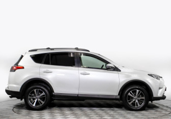 Подержанный автомобиль Toyota RAV4 2018 года (4 фото)
