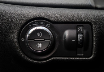 Подержанный автомобиль Opel Astra Sedan 2015 года (15 фото)