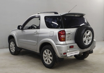 Подержанный автомобиль Toyota RAV4 2003 года (7 фото)
