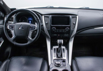 Подержанный автомобиль Mitsubishi Pajero Sport 2018 года (13 фото)