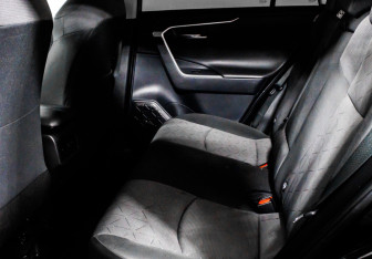 Подержанный автомобиль Toyota RAV4 2021 года (12 фото)