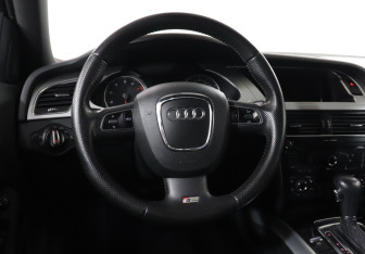 Подержанный автомобиль Audi A4 Sedan 2011 года (18 фото)