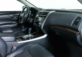 Подержанный автомобиль Nissan Teana 2014 года (10 фото)