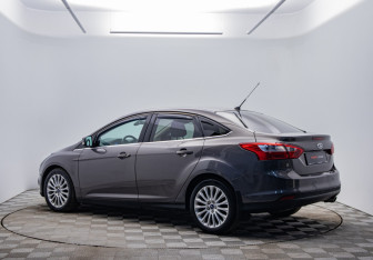 Подержанный автомобиль Ford Focus Sedan 2012 года (7 фото)