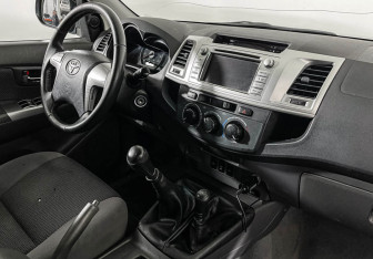 Подержанный автомобиль Toyota Hilux 2013 года (9 фото)