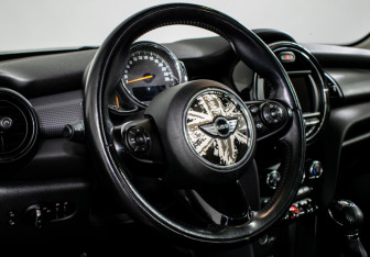 Подержанный автомобиль MINI Hatch 2017 года (14 фото)