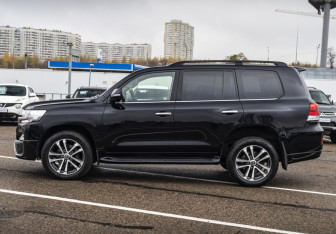 Подержанный автомобиль Toyota Land Cruiser Suv 2017 года (9 фото)