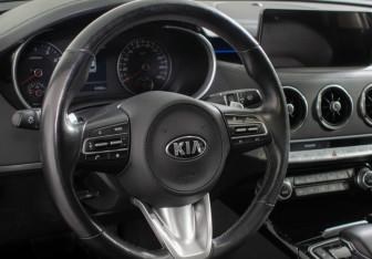 Подержанный автомобиль Kia Stinger 2021 года (15 фото)