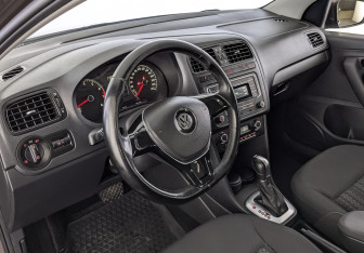 Подержанный автомобиль Volkswagen Polo Sedan 2017 года (15 фото)