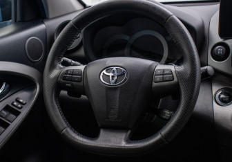 Подержанный автомобиль Toyota RAV4 2012 года (15 фото)