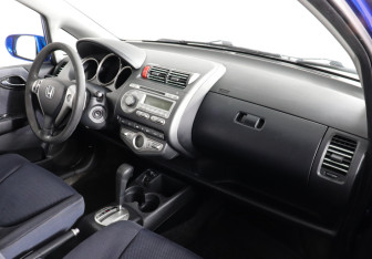 Подержанный автомобиль Honda Jazz 2007 года (7 фото)