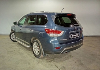 Подержанный автомобиль Nissan Pathfinder 2015 года (6 фото)