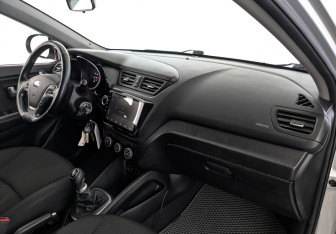 Подержанный автомобиль Kia Rio Hatchback 2016 года (13 фото)