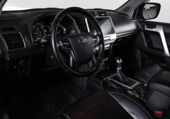Подержанный автомобиль Toyota Land Cruiser Prado 2019 года (16 фото)